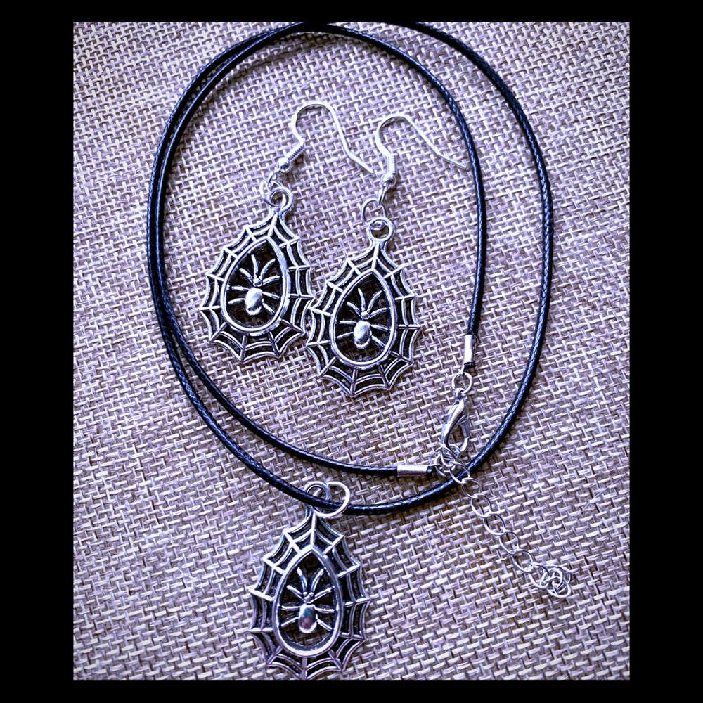 Spider 🕷 In Web Earrings and Pendant Set